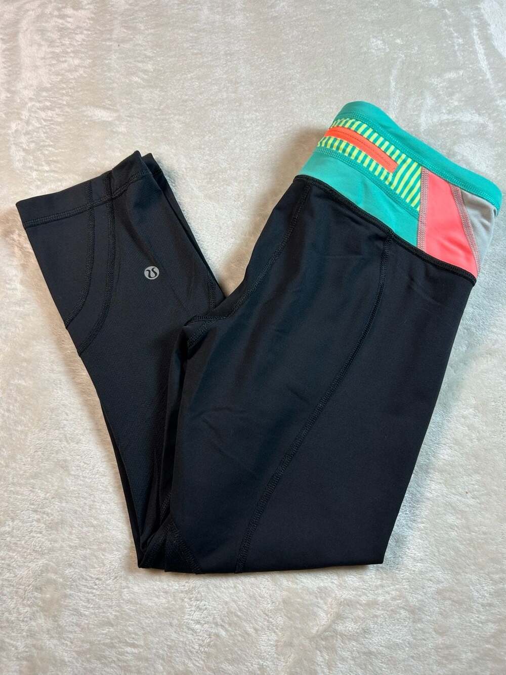 Lululemon Pace Rival Crop Size 6 Black Quilt Spring 14-26 Menthol Coral Mesh
